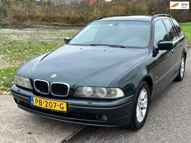 Groen (metallic) Gebruikt 2002 BMW 525 Executive Stationwagen | € 2.749 (Super prijs) - Afbeelding 1/4
