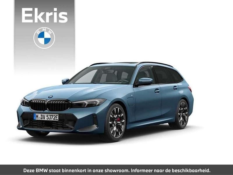 Blauw, metallic lak Nieuw 2025 BMW 330e Comfort Edition Stationwagen | € 79.775 (Duur) - Afbeelding 1/4