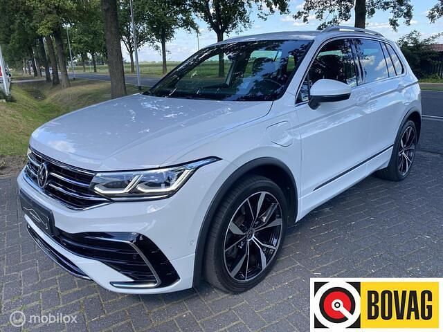 Wit Gebruikt 2021 VW Tiguan R-line SUV | € 39.995 - Afbeelding 1/4