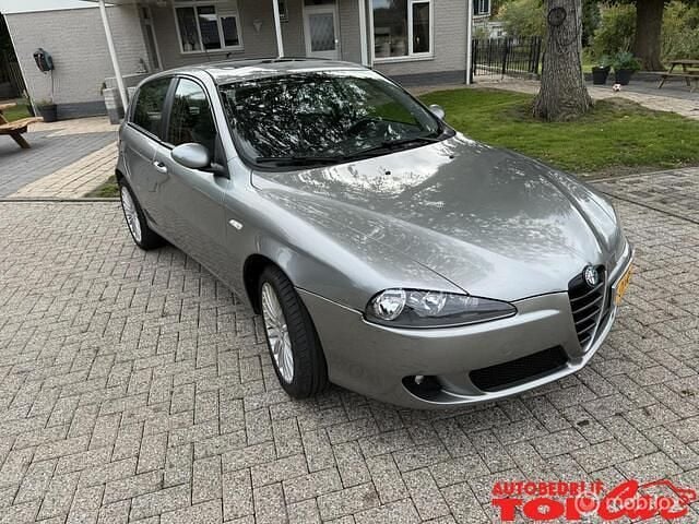 Grijs Gebruikt 2005 Alfa Romeo 147 Hatchback | € 1.450 (Eerlijke prijs) - Afbeelding 1/4
