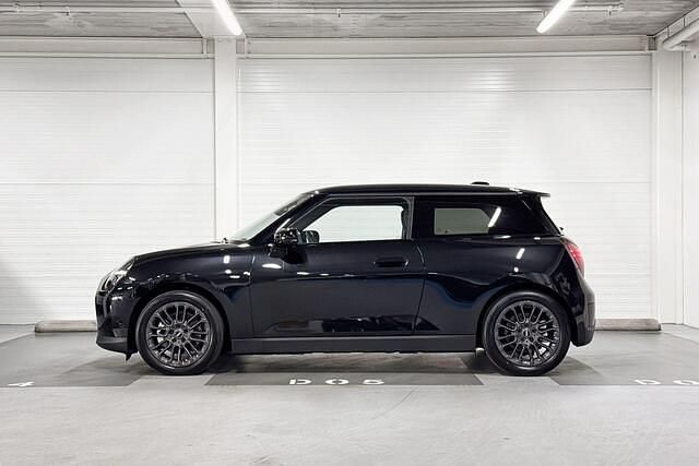 Nieuw Mini Cooper Essential 135 kW (184 PK) 2026 Midnight black ii (c4r) (donker zwart) Hatchback