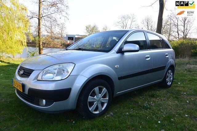 Grijs Gebruikt 2006 Kia Rio Hatchback | € 1.899 (Eerlijke prijs) - Afbeelding 1/4