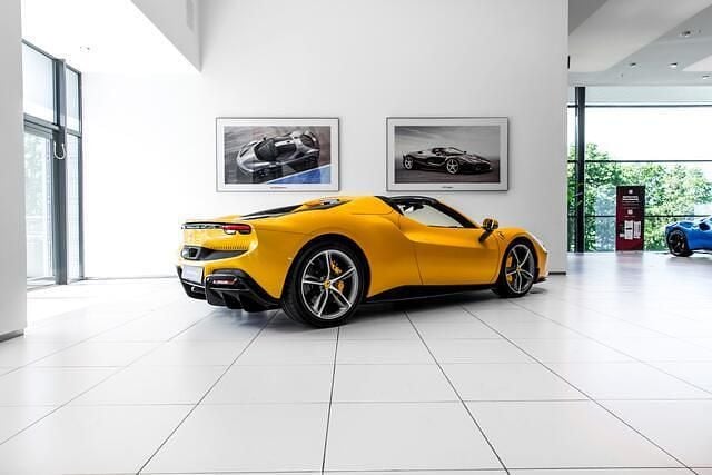 Occasion Ferrari 296 186 PK (136 kW) 2024 Geel (parellak) Cabriolet