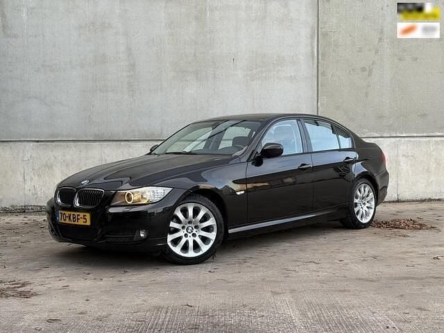 Zwart (metallic) Gebruikt 2009 BMW 325 Executive Sedan | € 8.950 (Eerlijke prijs) - Afbeelding 1/4