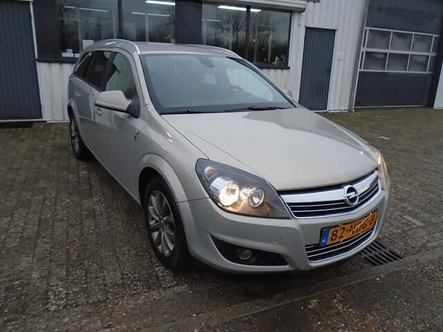 Beige (metallic) Occasion 2010 Opel Astra Cosmo Hatchback | € 2.950 (Goede deal) - Afbeelding 1/4