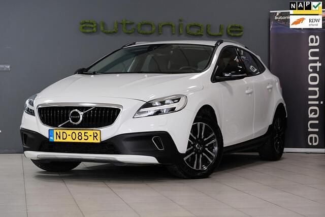 Wit Gebruikt 2017 Volvo V40 Hatchback | € 16.500 (Goede deal) - Afbeelding 1/4