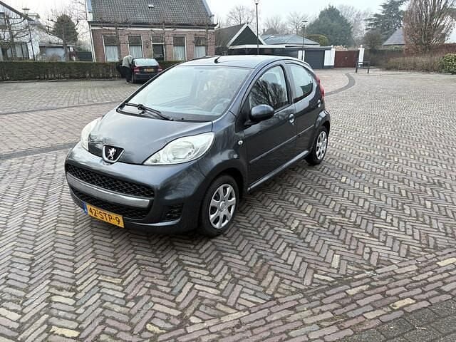 Occasion Peugeot 107 68 PK (50 kW) 2011 Grijs (metallic) Hatchback