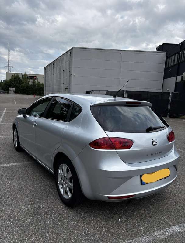 Grijs Gebruikt 2011 Seat Leon MPV | € 4.800 (Iets duurder) - Afbeelding 1/4