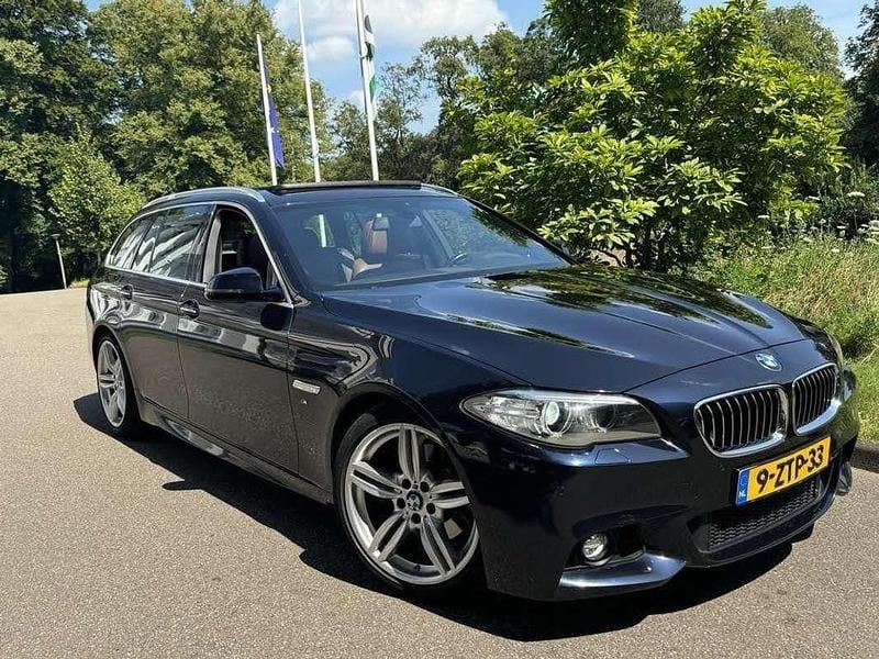 Zwart Gebruikt 2015 BMW 520 M Sport Stationwagen | € 14.950 (Eerlijke prijs) - Afbeelding 1/4