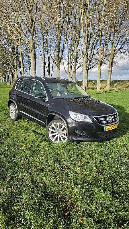 Zwart Occasion 2010 VW Tiguan R-line SUV | € 7.250 (Super prijs) - Afbeelding 1/4