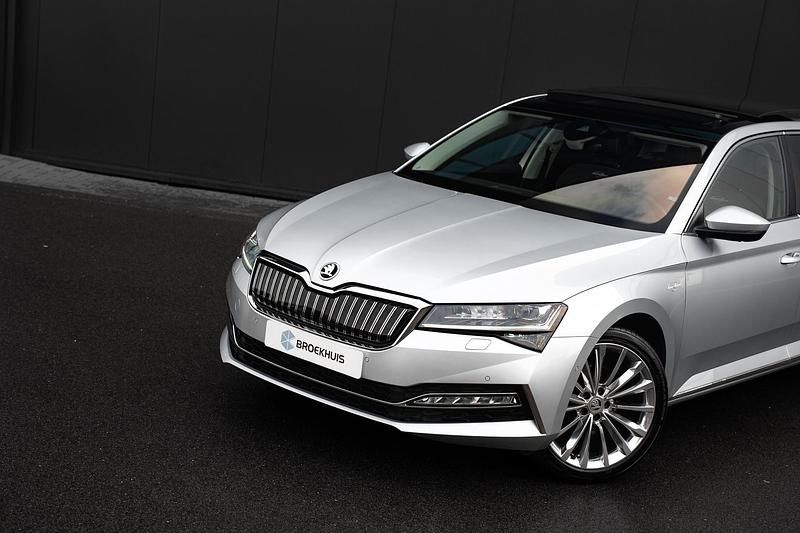 Occasion Skoda Superb LAURIN & KLEMENT 218 PK (160 kW) 2026 Grijs Hatchback