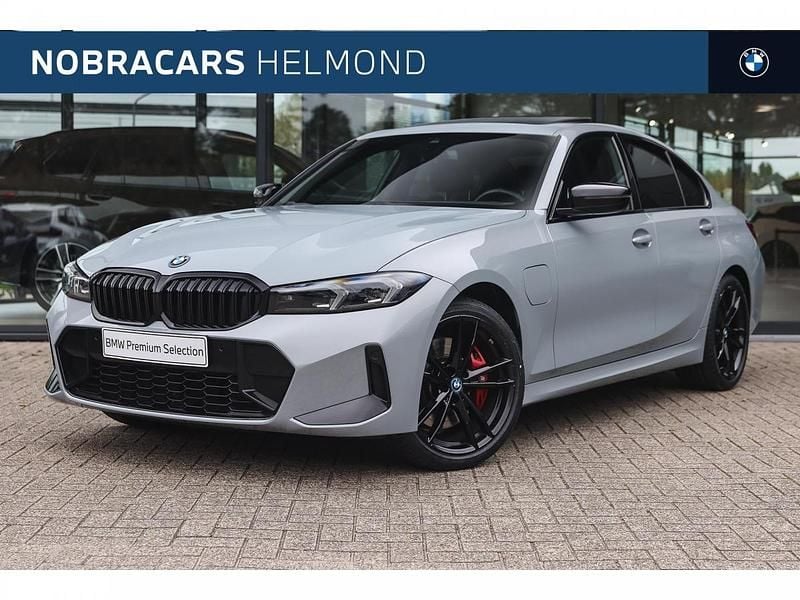 Brooklyn grau (grijs metallic) Gebruikt 2023 BMW 330e Shadowline Sedan | € 44.950 (Eerlijke prijs) - Afbeelding 1/4