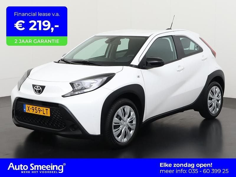 Wit Gebruikt 2024 Toyota Aygo Play Hatchback | € 17.395 (Goede deal) - Afbeelding 1/4