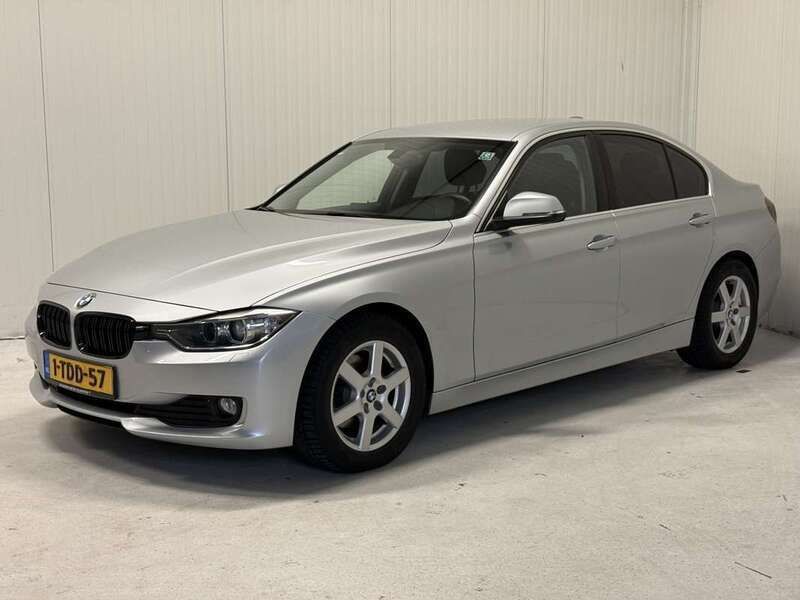 Grijs, metallic lak Gebruikt 2014 BMW 320 Efficient Dynamics Sedan | € 7.350 (Super prijs) - Afbeelding 1/4