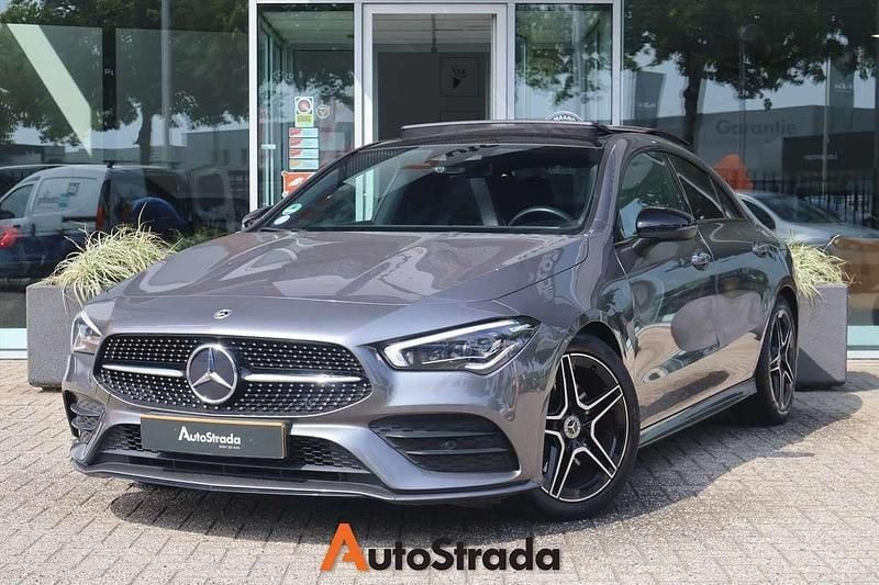 Grijs, metallic lak Gebruikt 2021 Mercedes CLA200 AMG line Coupé | € 33.700 (Eerlijke prijs) - Afbeelding 1/4