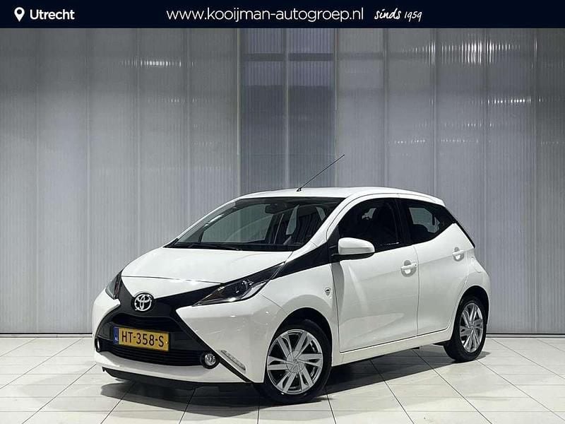 Wit Gebruikt 2016 Toyota Aygo X-play Hatchback | € 7.300 (Eerlijke prijs) - Afbeelding 1/4