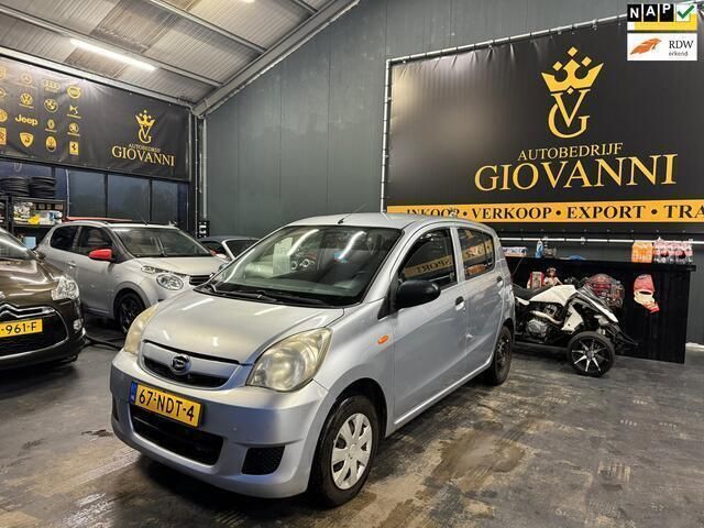 Grijs, metallic lak Gebruikt 2010 Daihatsu Cuore Hatchback | € 1.450 (Goede deal) - Afbeelding 1/4
