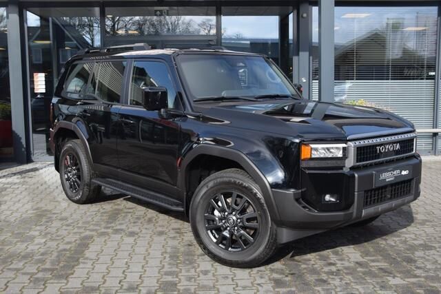 Zwart Nieuw 2024 Toyota Land Cruiser TX SUV | € 77.188 (Iets duurder) - Afbeelding 1/4