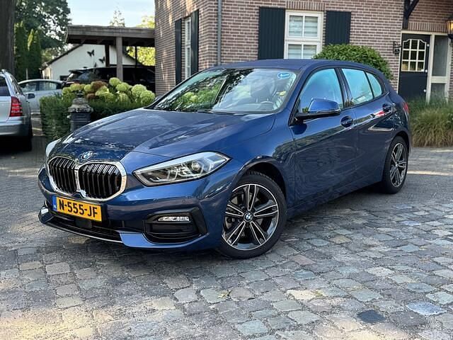 Blauw Gebruikt 2021 BMW 118 Sport Line Hatchback | € 21.888 (Goede deal) - Afbeelding 1/4