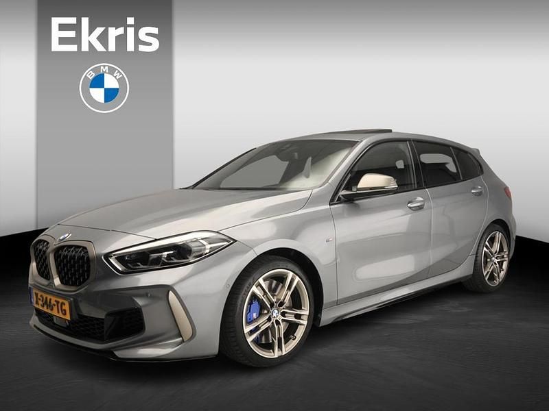 Grijs Gebruikt 2023 BMW M135 M Sport Hatchback | € 47.900 (Eerlijke prijs) - Afbeelding 1/4