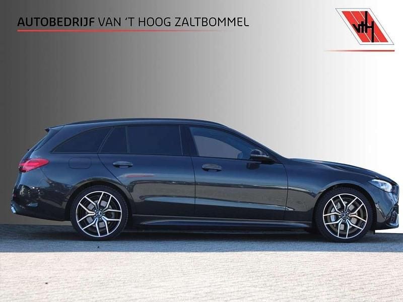 Grijs Gebruikt 2023 Mercedes C300e AMG line Stationwagen | € 39.900 (Goede deal) - Afbeelding 1/4