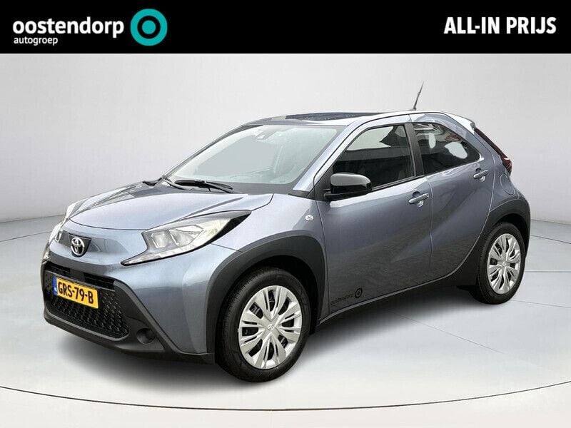 Grijs Gebruikt 2024 Toyota Aygo Play Hatchback | € 18.950 (Eerlijke prijs) - Afbeelding 1/4