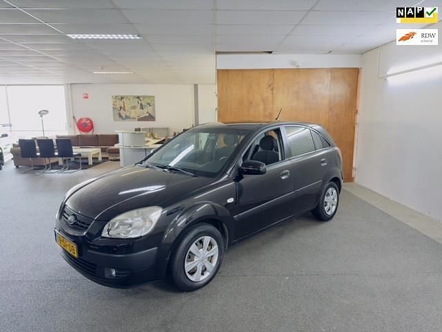 Zwart (metallic) Gebruikt 2005 Kia Rio Hatchback | € 2.295 (Eerlijke prijs) - Afbeelding 1/4