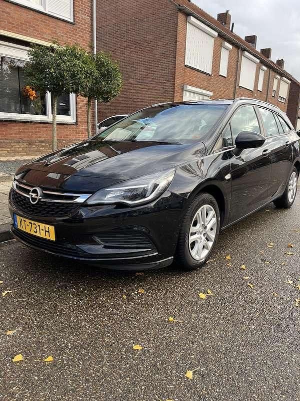 Zwart Gebruikt 2016 Opel Astra Edition Stationwagen | € 6.999 (Eerlijke prijs) - Afbeelding 1/4