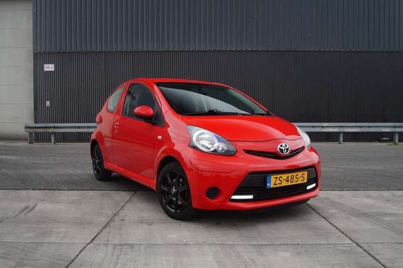 Rood Gebruikt 2013 Toyota Aygo Comfort Hatchback | € 2.999 (Eerlijke prijs) - Afbeelding 1/4
