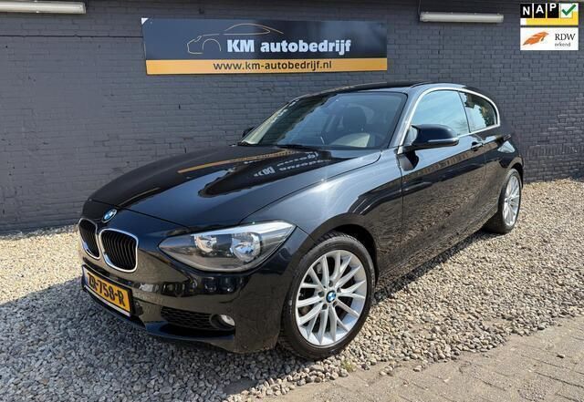 Zwart, metallic lak Gebruikt 2014 BMW 116 Executive Hatchback | € 10.750 (Eerlijke prijs) - Afbeelding 1/4