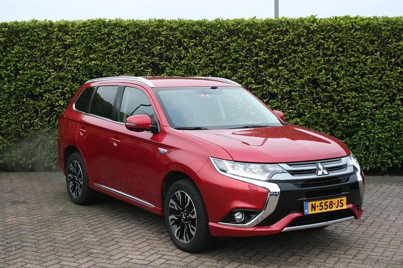 Rood Gebruikt 2017 Mitsubishi Outlander P-HEV SUV | € 16.950 (Eerlijke prijs) - Afbeelding 1/4