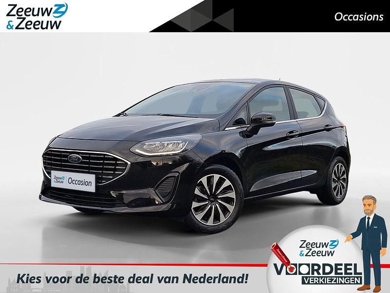 Agate black metallic (pn4gm) Gebruikt 2023 Ford Fiesta Titanium Hatchback | € 15.945 (Goede deal) - Afbeelding 1/4