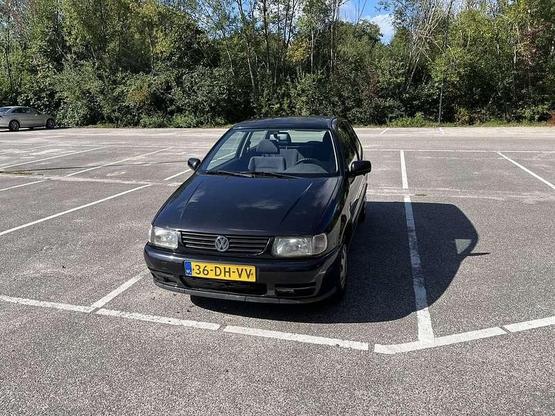 Zwart Gebruikt 1999 VW Polo Hatchback | € 1.400 (Eerlijke prijs) - Afbeelding 1/4