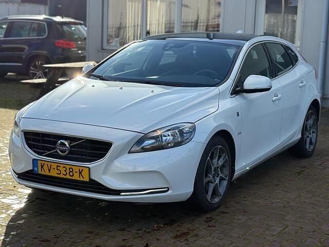 Wit Occasion 2015 Volvo V40 Ocean Race Hatchback | € 6.100 (Super prijs) - Afbeelding 1/4