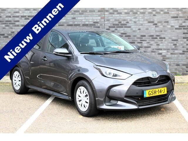 Grijs, metallic lak Gebruikt 2022 Toyota Yaris Active Hatchback | € 21.450 (Eerlijke prijs) - Afbeelding 1/4