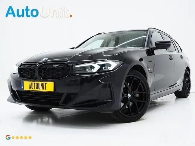 Zwart Gebruikt 2022 BMW 320e Shadowline Stationwagen | € 33.840 (Goede deal) - Afbeelding 1/4