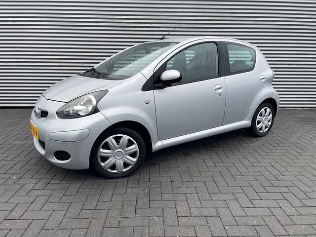 Grijs (metallic) Gebruikt 2009 Toyota Aygo Cool Hatchback | € 2.999 (Eerlijke prijs) - Afbeelding 1/4