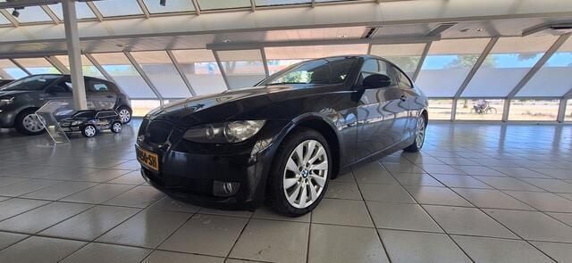 Zwart Gebruikt 2007 BMW 320 Coupé | € 6.950 (Eerlijke prijs) - Afbeelding 1/4