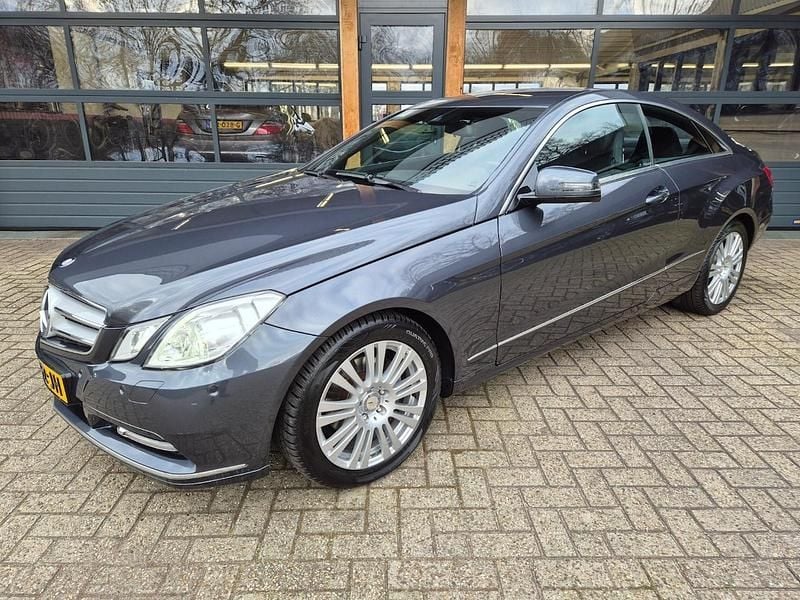 Grijs (metallic) Gebruikt 2013 Mercedes E250 Avantgarde Coupé | € 12.900 (Goede deal) - Afbeelding 1/4