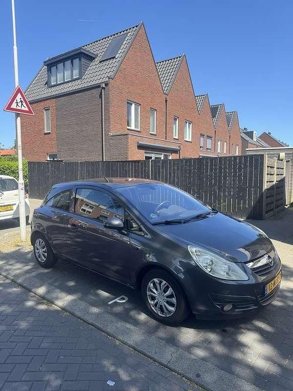 Grijs Gebruikt 2010 Opel Corsa S MPV | € 1.749 (Eerlijke prijs) - Afbeelding 1/4