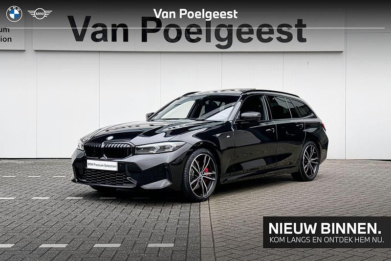 Black sapphire metallic (zwart metallic) Gebruikt 2025 BMW 318 M Sport Stationwagen | € 48.900 (Duur) - Afbeelding 1/4