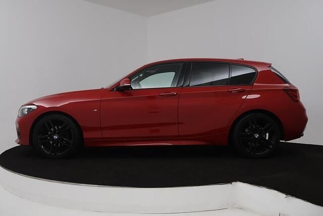 Occasion BMW 118 Executive 136 PK (100 kW) 2018 Rood Hatchback