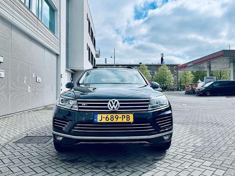 Zwart Gebruikt 2018 VW Touareg R-line SUV | € 30.000 - Afbeelding 1/4