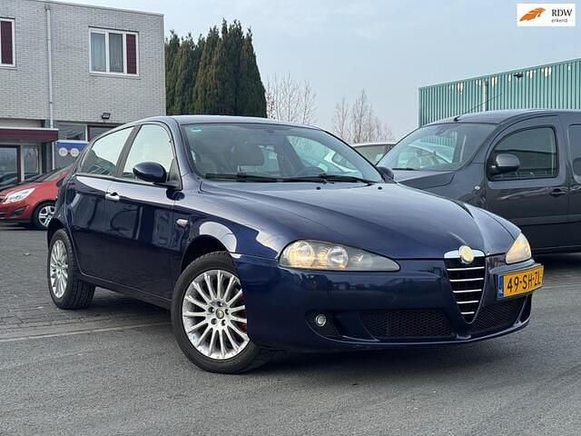 Blauw Occasion 2006 Alfa Romeo 147 Progression Hatchback | € 1.300 (Eerlijke prijs) - Afbeelding 1/4