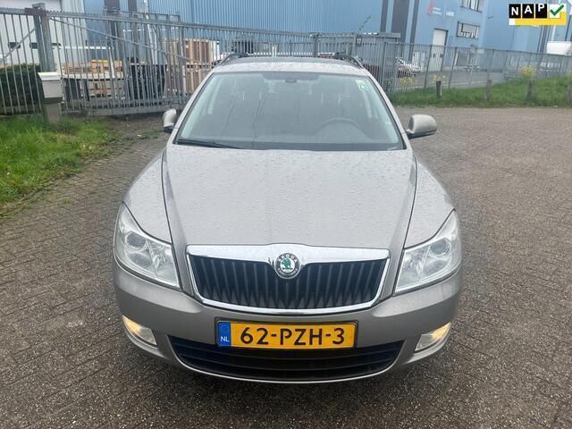 Beige Gebruikt 2011 Skoda Octavia Business Line Stationwagen | € 2.999 (Eerlijke prijs) - Afbeelding 1/4