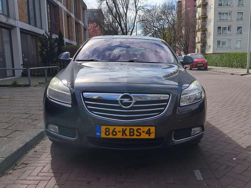 Grijs Gebruikt 2009 Opel Insignia Cosmo Sedan | € 3.500 (Eerlijke prijs) - Afbeelding 1/4
