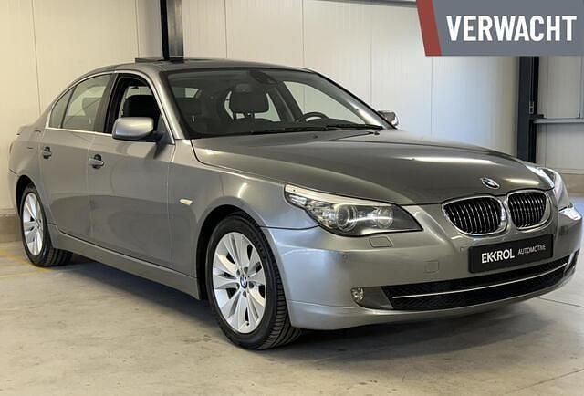 Grijs Gebruikt 2009 BMW 525 Executive Sedan | € 6.950 (Eerlijke prijs) - Afbeelding 1/4