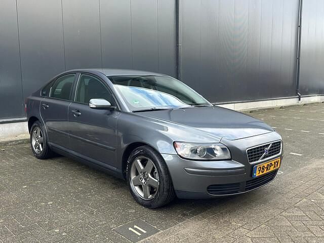 Grijs Gebruikt 2005 Volvo S40 Kinetic Sedan | € 4.195 (Iets duurder) - Afbeelding 1/4