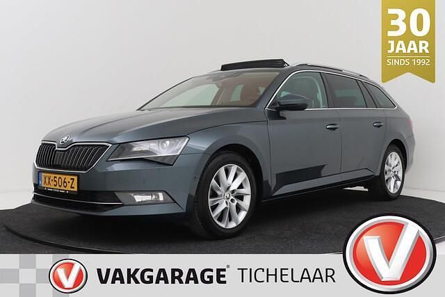 Grijs (metallic) Gebruikt 2019 Skoda Superb Business Line Stationwagen | € 20.699 (Iets duurder) - Afbeelding 1/4