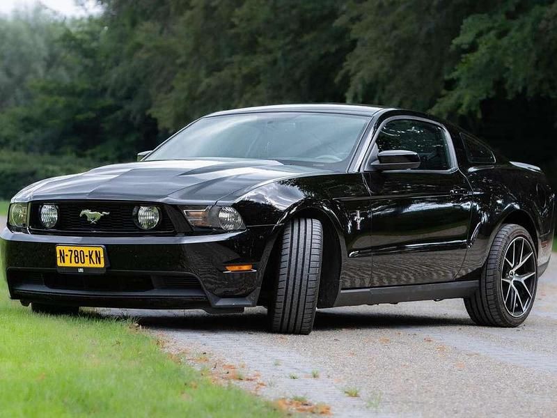 Zwart Gebruikt 2010 Ford Mustang Coupé | € 25.750 - Afbeelding 1/4